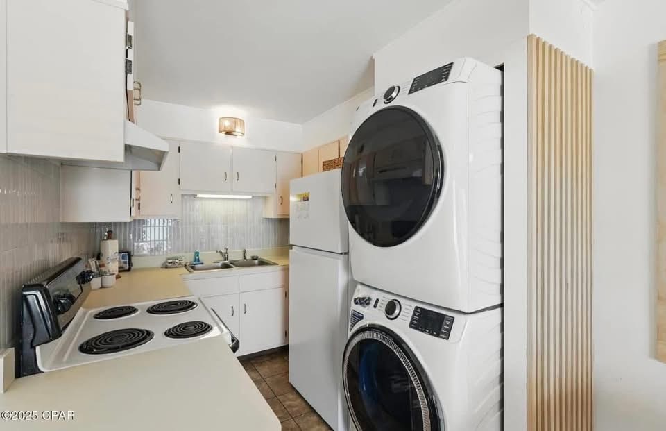 Full kitchen with washer and dryer